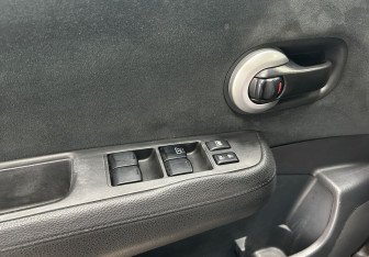 Подержанный автомобиль Nissan Tiida Hatchback 2010 года (18 фото)