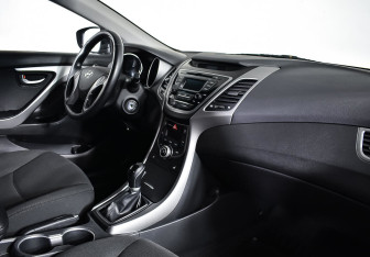 Подержанный автомобиль Hyundai Elantra Sedan 2015 года (9 фото)