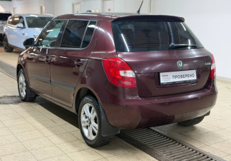 Подержанный автомобиль Skoda Fabia Hatchback 2009 года (6 фото)