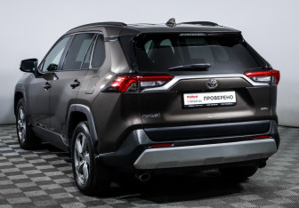 Подержанный автомобиль Toyota RAV4 2021 года (7 фото)