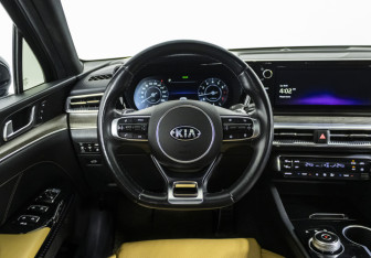 Подержанный автомобиль Kia K5 2021 года (11 фото)