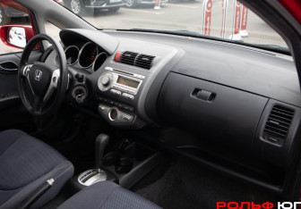 Подержанный автомобиль Honda Jazz 2008 года (7 фото)