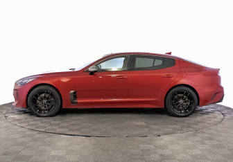Подержанный автомобиль Kia Stinger 2022 года (8 фото)