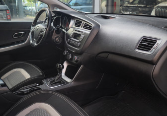 Подержанный автомобиль Kia Ceed Hatchback 2015 года (7 фото)