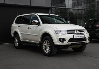 Подержанный автомобиль Mitsubishi Pajero Sport 2015 года (3 фото)