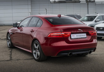 Подержанный автомобиль Jaguar XE 2018 года (7 фото)