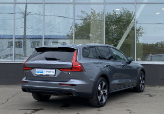 Подержанный автомобиль Volvo V60 Cross Country 2021 года (5 фото)