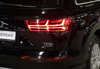 Подержанный автомобиль Audi Q7 2017 года (23 фото)