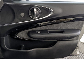 Подержанный автомобиль MINI Clubman Wagon 2019 года (24 фото)