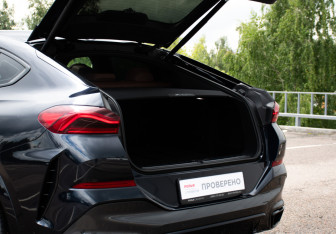 Подержанный автомобиль BMW X6 2021 года (13 фото)