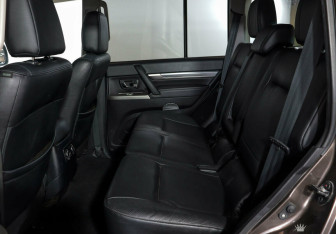 Подержанный автомобиль Mitsubishi Pajero 2012 года (11 фото)