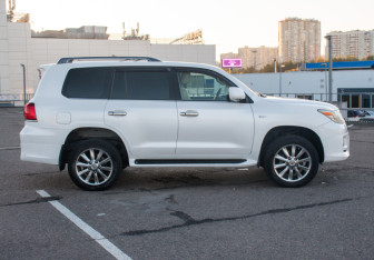 Подержанный автомобиль Lexus LX 2011 года (4 фото)