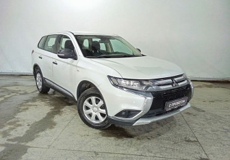 Подержанный автомобиль Mitsubishi Outlander 2018 года (3 фото)