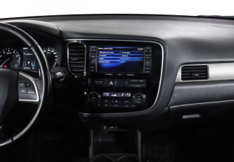 Подержанный автомобиль Mitsubishi Outlander 2012 года (14 фото)
