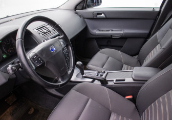 Подержанный автомобиль Volvo S40 2011 года (10 фото)