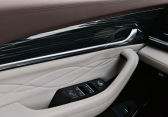 Подержанный автомобиль Geely Monjaro 2023 года (17 фото)