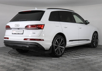 Подержанный автомобиль Audi Q7 2021 года (5 фото)