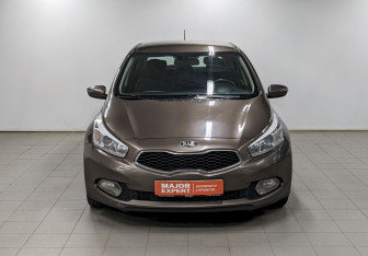 Подержанный автомобиль Kia Ceed Hatchback 2015 года (2 фото)