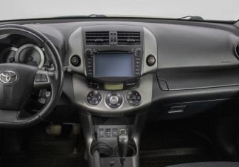 Подержанный автомобиль Toyota RAV4 2011 года (14 фото)