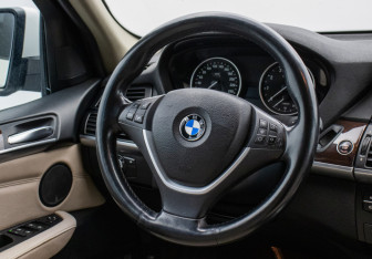 Подержанный автомобиль BMW X5 2010 года (15 фото)
