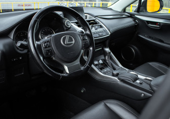 Подержанный автомобиль Lexus NX 2017 года (10 фото)