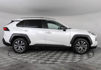 Подержанный автомобиль Toyota RAV4 2023 года (4 фото)