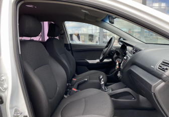 Подержанный автомобиль Kia Rio Hatchback 2015 года (19 фото)