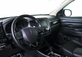 Подержанный автомобиль Mitsubishi Outlander 2018 года (10 фото)