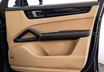 Подержанный автомобиль Porsche Cayenne 2021 года (25 фото)