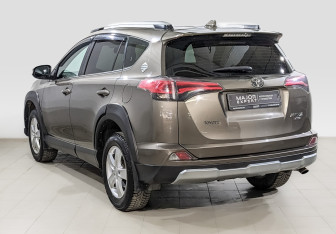 Подержанный автомобиль Toyota RAV4 2018 года (7 фото)