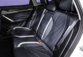 Подержанный автомобиль Geely Atlas 2023 года (17 фото)