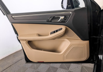 Подержанный автомобиль Porsche Macan 2019 года (19 фото)