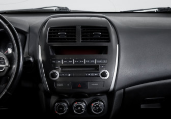 Подержанный автомобиль Mitsubishi ASX 2011 года (13 фото)