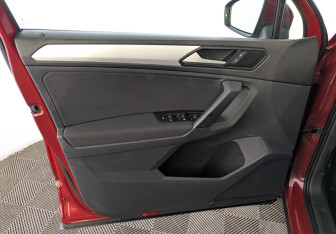 Подержанный автомобиль Volkswagen Tiguan 2021 года (19 фото)