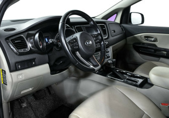 Подержанный автомобиль Kia Carnival 2018 года (8 фото)