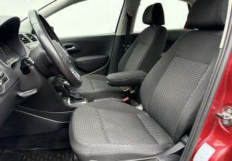Подержанный автомобиль Volkswagen Polo Sedan 2011 года (10 фото)