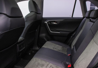 Подержанный автомобиль Toyota RAV4 2023 года (11 фото)