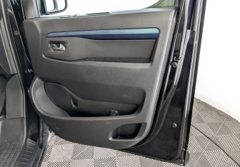 Подержанный автомобиль Peugeot Traveller 2018 года (24 фото)