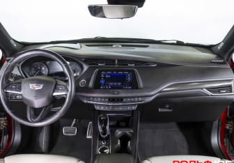 Подержанный автомобиль Cadillac XT4 2021 года (13 фото)