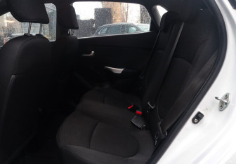 Подержанный автомобиль Kia Rio Hatchback 2015 года (10 фото)