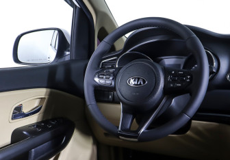Подержанный автомобиль Kia Carnival 2020 года (18 фото)
