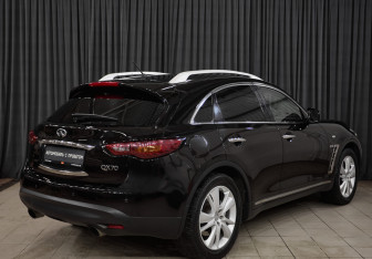 Подержанный автомобиль Infiniti QX70 2015 года (4 фото)