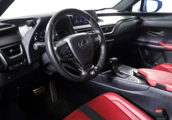 Подержанный автомобиль Lexus UX 2019 года (14 фото)