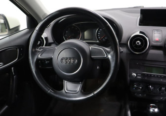 Подержанный автомобиль Audi A1 2011 года (14 фото)