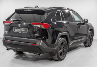 Подержанный автомобиль Toyota RAV4 2021 года (5 фото)