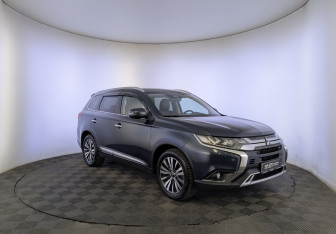 Подержанный автомобиль Mitsubishi Outlander 2020 года (3 фото)