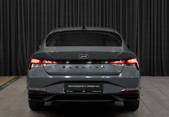 Подержанный автомобиль Hyundai Elantra Sedan 2021 года (5 фото)