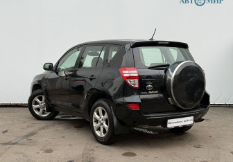 Подержанный автомобиль Toyota RAV4 2010 года (7 фото)