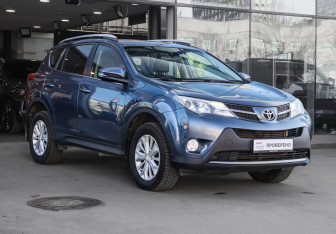 Подержанный автомобиль Toyota RAV4 2013 года (3 фото)
