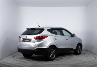Подержанный автомобиль Hyundai ix35 2015 года (5 фото)